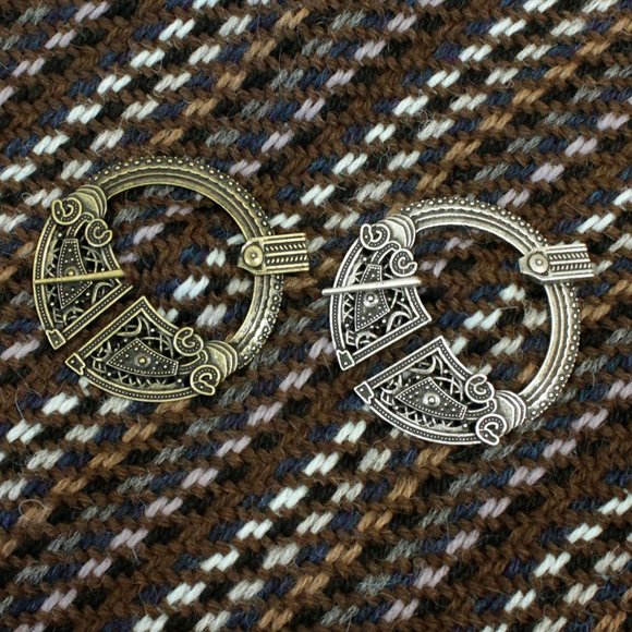 New Celtic Viking Penannular Pin Brooch Gold or Silver Finish Metal - Picture 1 of 11